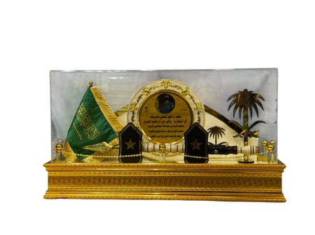 مجسم رمح تراثي فاخر داخل صندوق زجاجي مع درع تكريمي