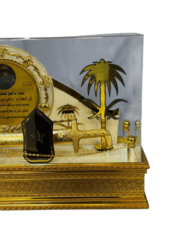مجسم سيف ذهبي فاخر في صندوق زجاجي