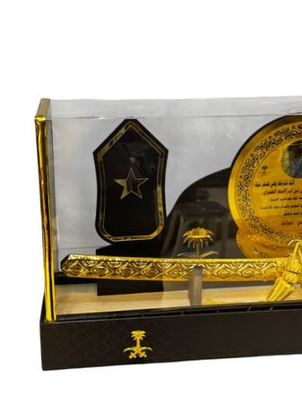 مجموعة تذكارية فاخرة – سيف ذهبي مع درع تكريمي وشارات عسكرية