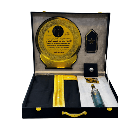 صندوق هدايا فخم يحتوي على مجموعة من العناصر الفاخرة