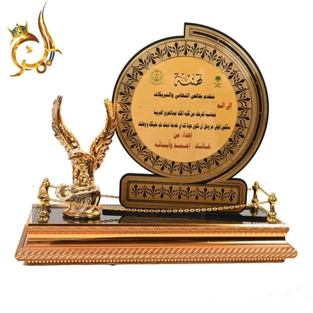 درع تكريم فاخر ذهبي مع تصميم ملكي ونسر – هدية رسمية راقية
