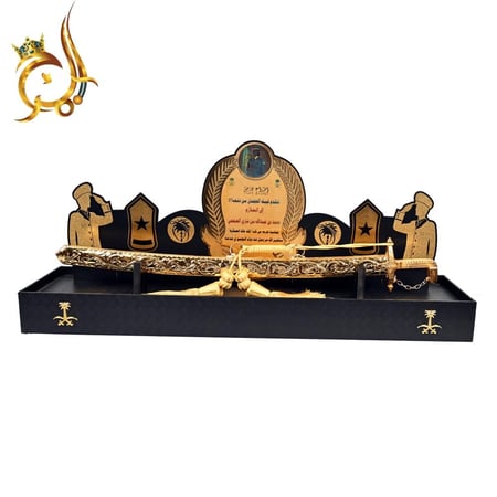 درع تكريم عسكري فاخر مع سيف عربي – هدية رسمية فخمة داخل قاعدة عرض أنيقة