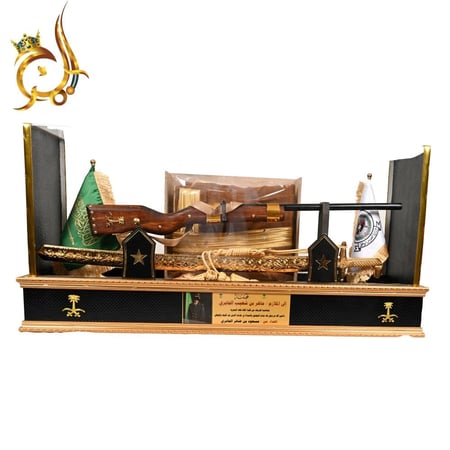 طقم تكريم عسكري فاخر بسلاح تراثي وبشت مع علمين ودرع مخصص – تصميم ميدان