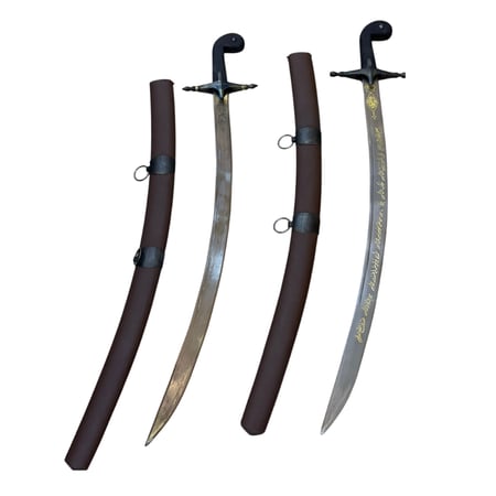 سيف عربي منحني مع غمد فاخر