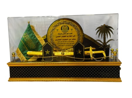 درع تكريمي فاخر بتصميم أنيق يحتوي على سيف ذهبي منقوش