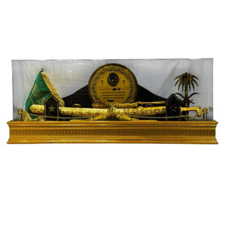 مجسم سيف ذهبي فاخر في صندوق زجاجي مع لوحة تكريمية