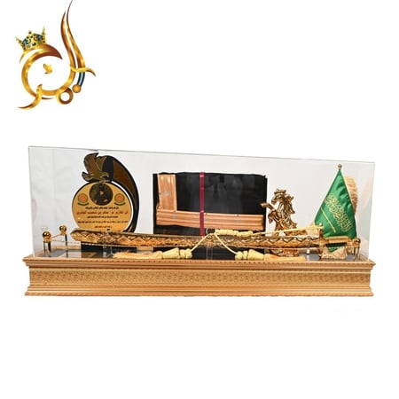 طقم تكريم فاخر بسيف ذهبي وبشت وحصان مع علم ودرع مخصص – تصميم قيادي متك
