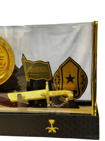 سيف مطلي بالذهب مع درع تكريمي وشارات عسكرية