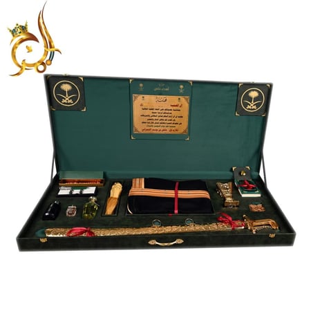طقم هدية ملكي VIP فاخر – سيف عربي مع بشت وعطور داخل صندوق فاخر أخضر