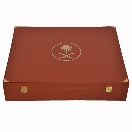 بوكس هدايا ملكي فاخر – عود وبخور وعطور مع شماغ وقلم VIP