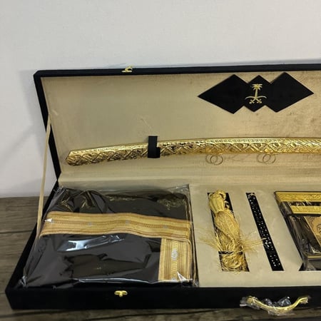 هدية رجالية بوكس ملكي بشت سيف بالأسم والعبارة حسب الطلب