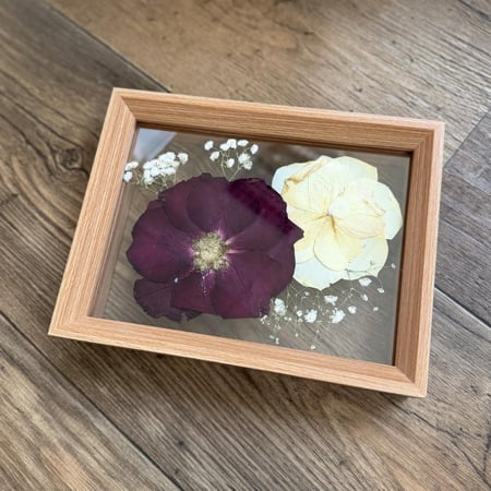 ورد مسطح في برواز pressed flowers