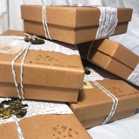 تغليف هديه بختم شمعي