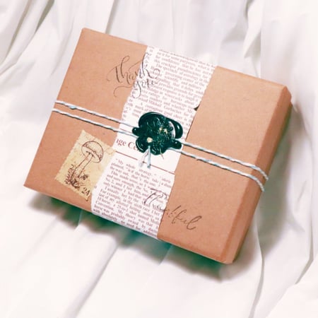 تغليف هديه بختم شمعي