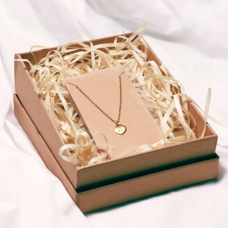 تغليف هديه بختم شمعي