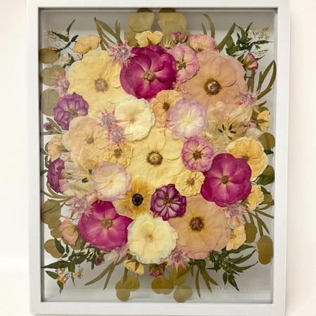 ورد مسطح في برواز pressed flowers