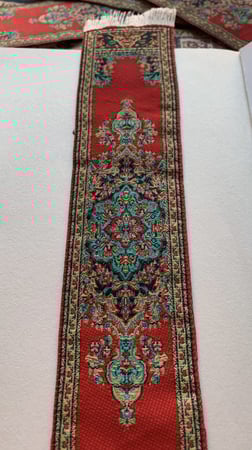 فاصل سجادة احمر بتطريز فارسي
