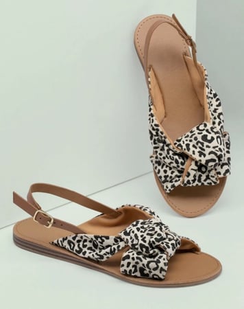 صندل بشريط خلفي بنمط جلد الفهد