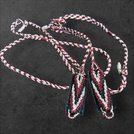 سبوق مقلم ابيض واحمر مع مربط