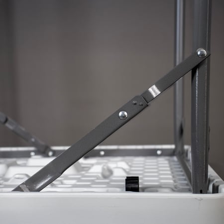 طاولة طعام مربعة