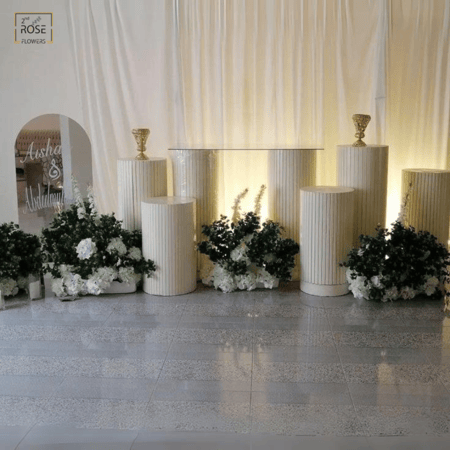 مدخل استقبال أعمدة رومانية مع ورد صناعي