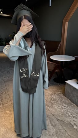 عباية تخرج أنيقة بقصّة نصف كلوش، متوفرة بجميع الألوان حسب الطلب.