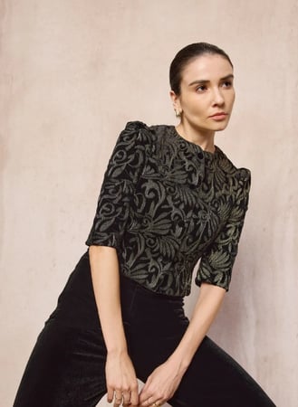 بلوزة جاكار مزخرفة