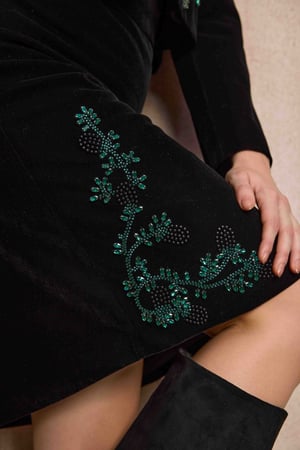 تنورة سوداء مخمل مطرزة