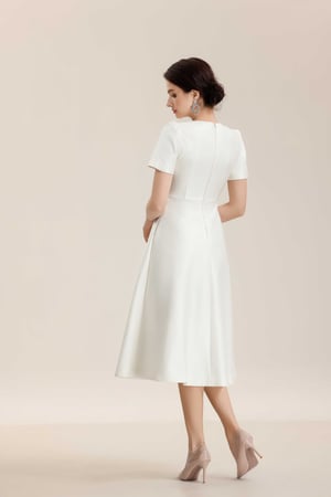 فستان تفتة بيج مطرز الصدر كلوش