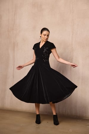 فستان أسود مطرز ميدي