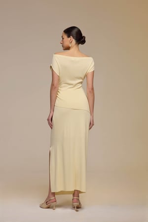 طقم بيج محبوك بتطريزات زهرية