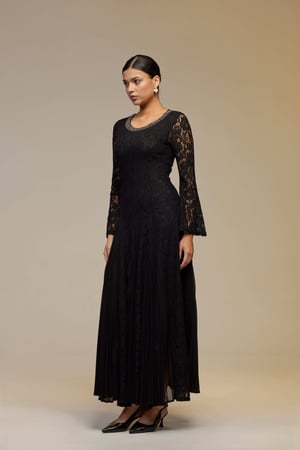 فستان أسود دانتيل كم واسع