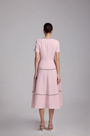 فستان وردي ميدي مفصص