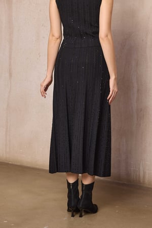 تنورة ميدي سوداء مطرزة