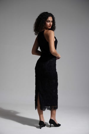 فستان تل مطرز ورود اسود