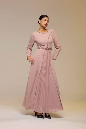 فستان وردي مطرز كم طويل