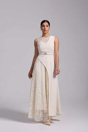 فستان كريمي دانتيل مع كريب بحزام