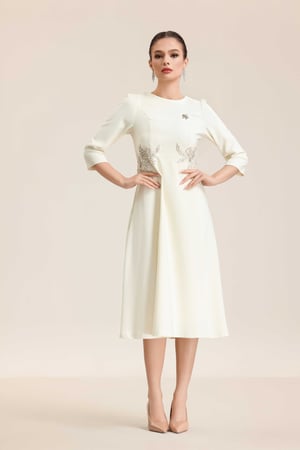 فستان شيفون ميدي مطرز الجوانب