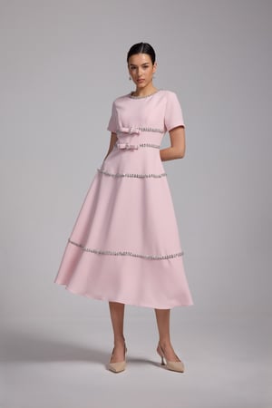 فستان وردي ميدي مفصص