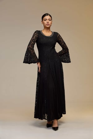 فستان أسود دانتيل كم واسع