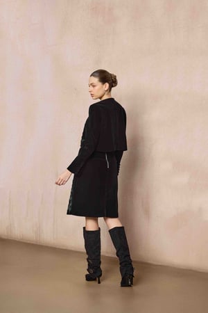 تنورة سوداء مخمل مطرزة