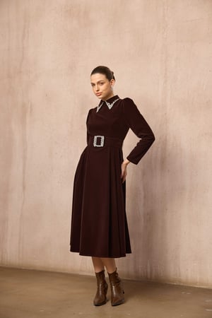 فستان بني مخمل مطرز