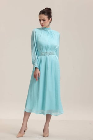 فستان سماوي شيفون مطرز مع حزام