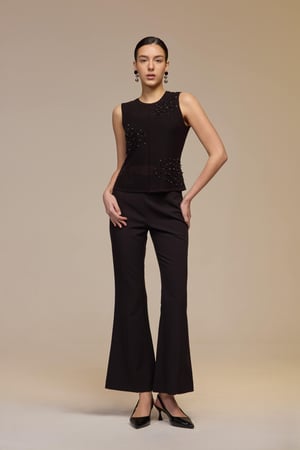 بلوزة سوداء مطرزة خرز أنيقة