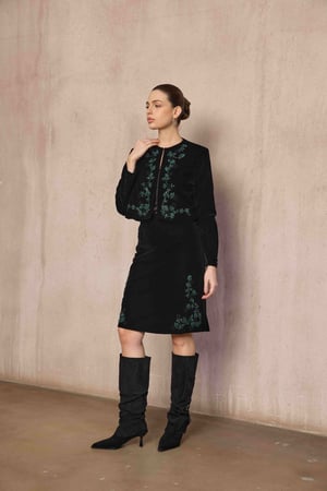 تنورة سوداء مخمل مطرزة