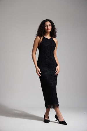 فستان تل مطرز ورود اسود