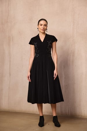 فستان أسود مطرز ميدي