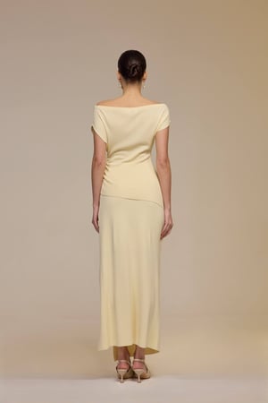 طقم بيج محبوك بتطريزات زهرية