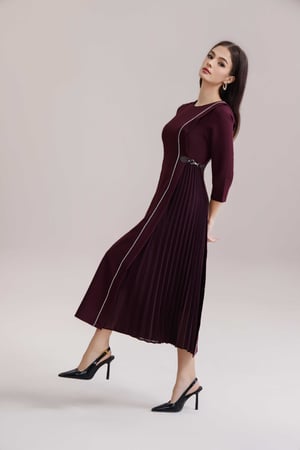 فستان ميدي عودي كريب مع شيفون اكسسوار