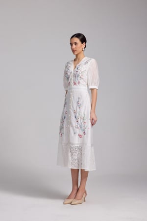 فستان أبيض أنيق مطرز بالزهور